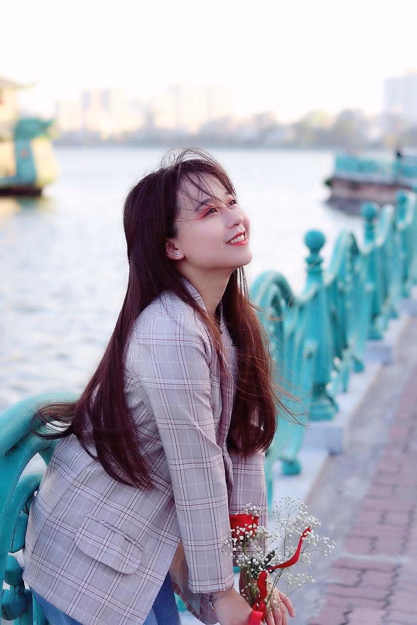 Huyền Trang- sinh viên năm cuối chuyên ngành Luật, trường Đại học Nội Vụ Hà Nội. Huyền Trang- sinh viên năm cuối chuyên ngành Luật, trường Đại học Nội Vụ Hà Nội.