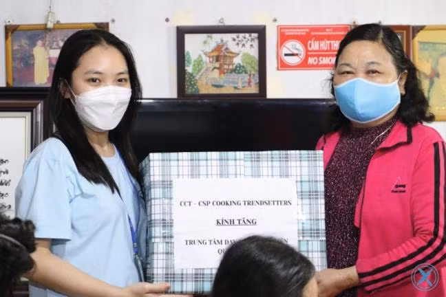 CCT trao quà cho đại diện Trung tâm dạy nghề từ thiện Quỳnh Hoa.