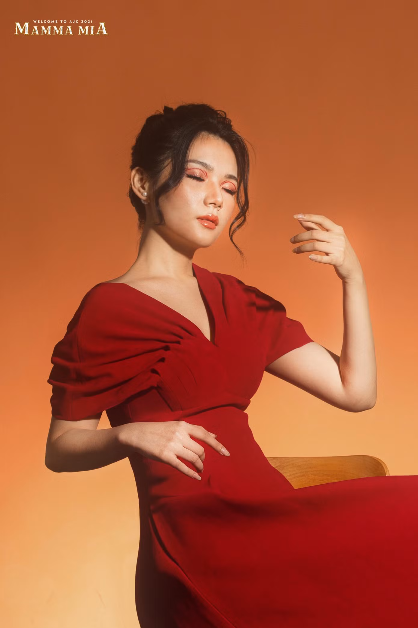 Mở đầu là hình ảnh chiếc đàn cello thông qua vẻ đẹp duyên dáng của cô gái. Loại đàn này đảm nhiệm phần bè trầm trong dàn nhạc nên từng âm sắc khi vang lên như những lời thổ lộ thầm kín, ấm áp đến từ trái tim. Ngoài ra, âm vực của cello cũng bao quát một quãng rộng, từ trầm đến bổng đầy uyển chuyển.