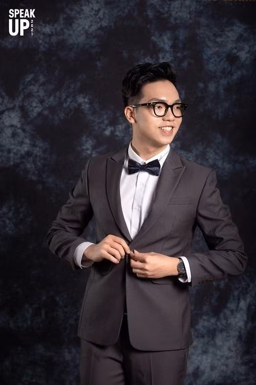 “Ơ mây zing gút chóp” là đề bài phụ mà Xuân Hiếu nhận được ở vòng Bán kết. Với tâm lý vững vàng, Xuân Hiếu đã xử lý được những tình huống khó trong từng phần thi của mình. “Ơ mây zing gút chóp” là đề bài phụ mà Xuân Hiếu nhận được ở vòng Bán kết. Với tâm lý vững vàng, Xuân Hiếu đã xử lý được những tình huống khó trong từng phần thi của mình.