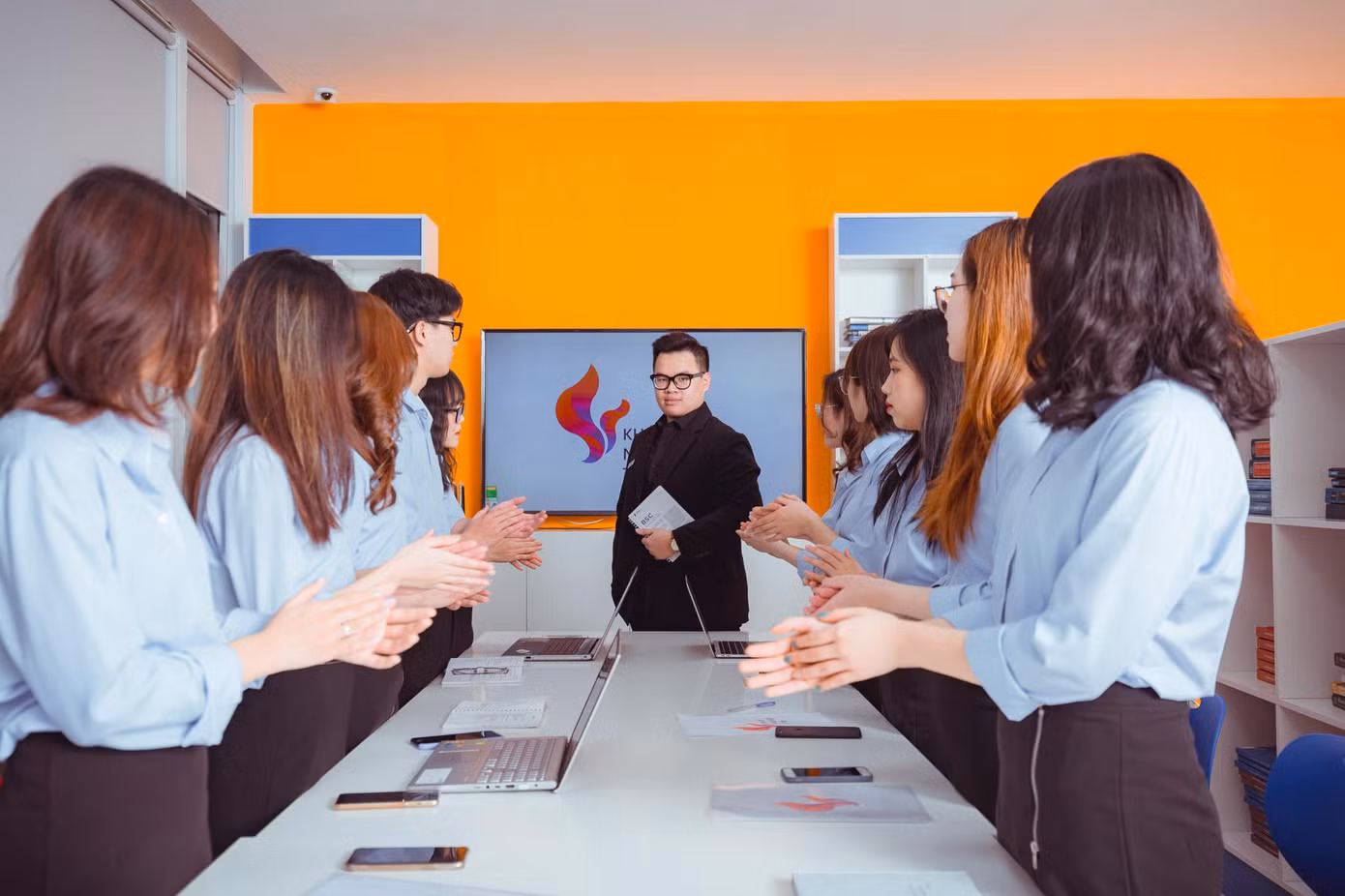 Vô tâm với tuổi trẻ của mình là đang làm đẹp tuổi trẻ của người khác
