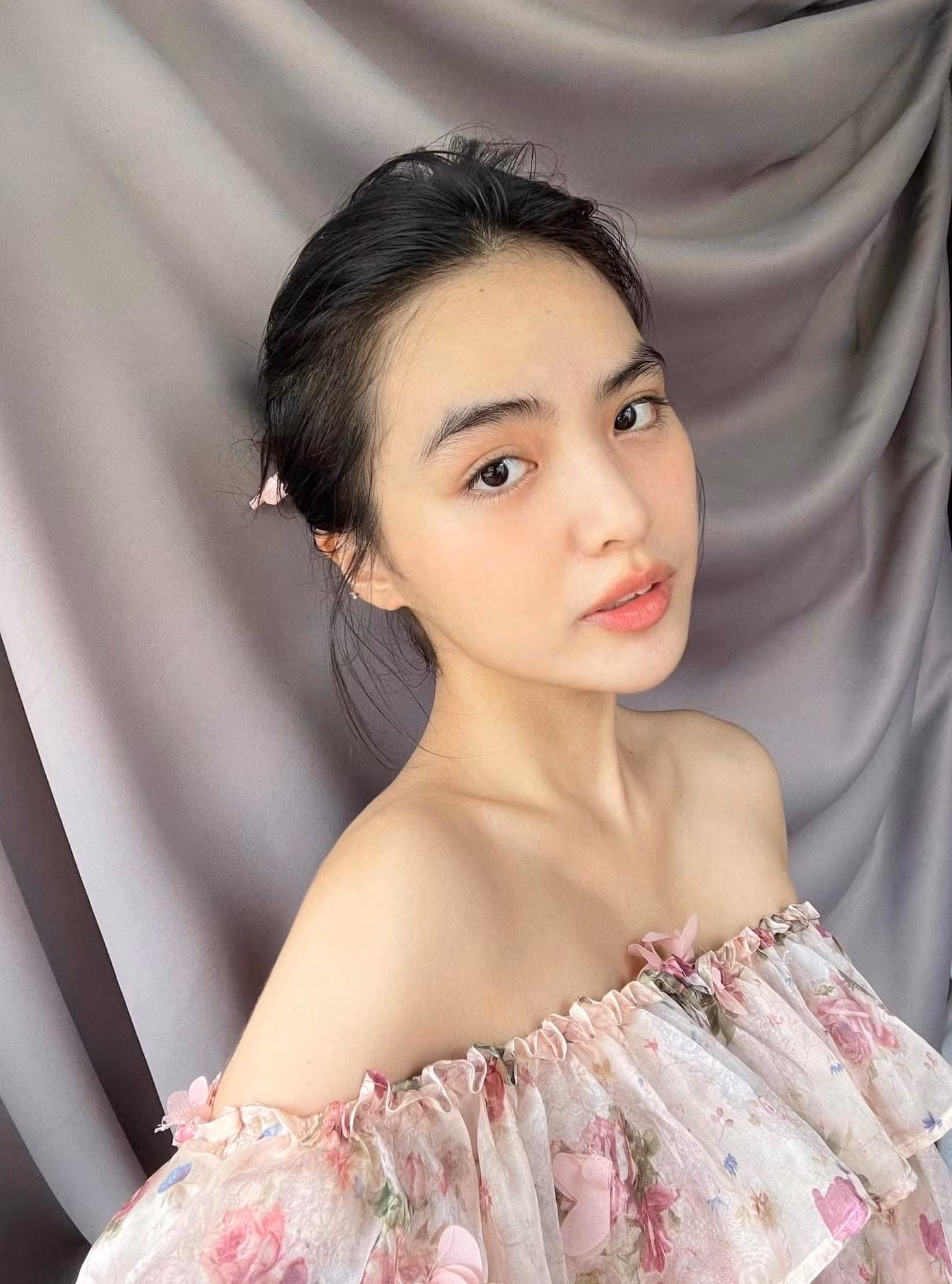 Hoàng Vi gây ấn tượng bởi vẻ ngoài xinh xắn, ngọt ngào