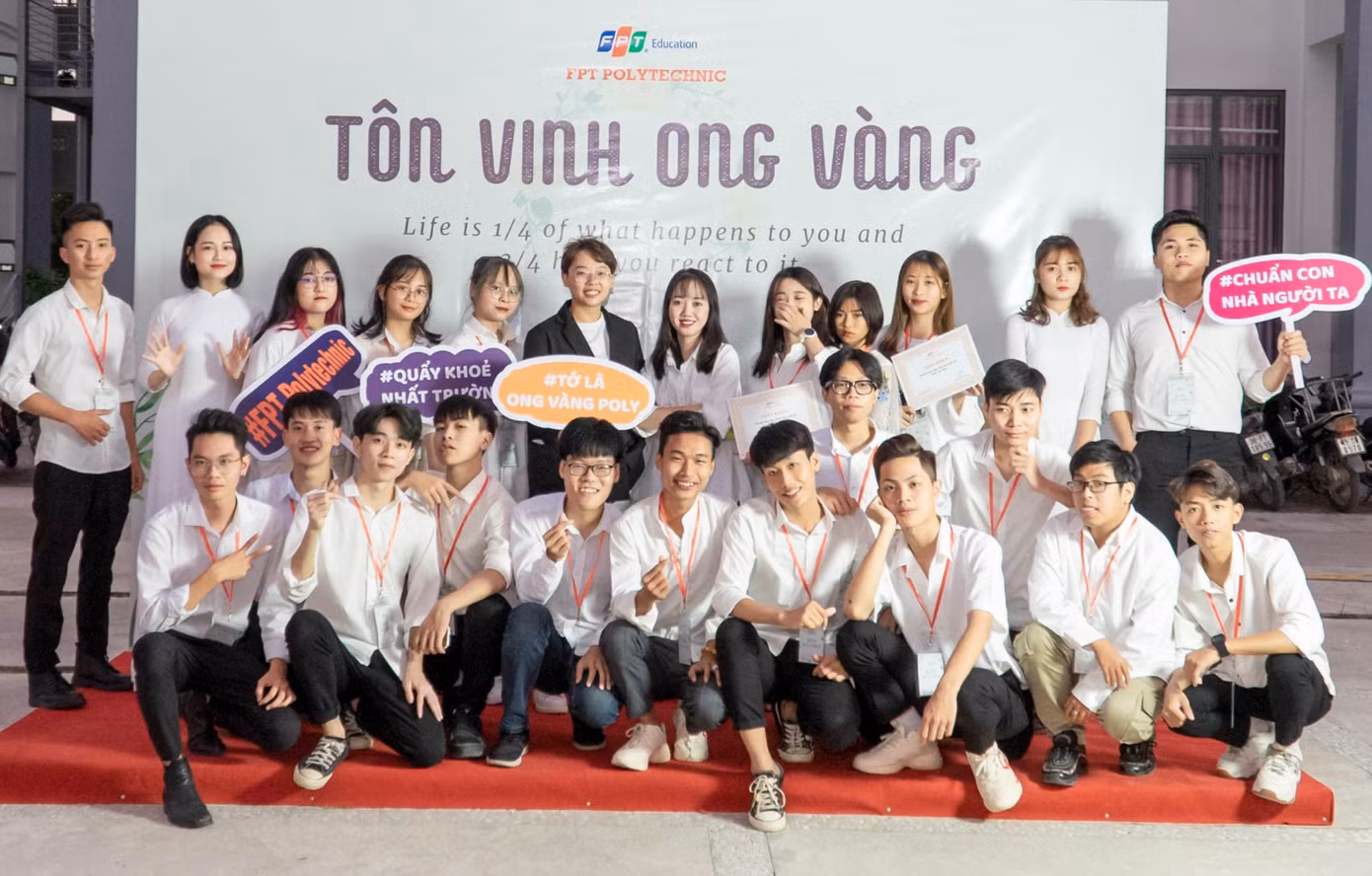Ngọc Đại cùng bạn bè trong lễ Tôn vinh Ong Vàng - Biểu dương những sinh viên xuất sắc nhất học kỳ.