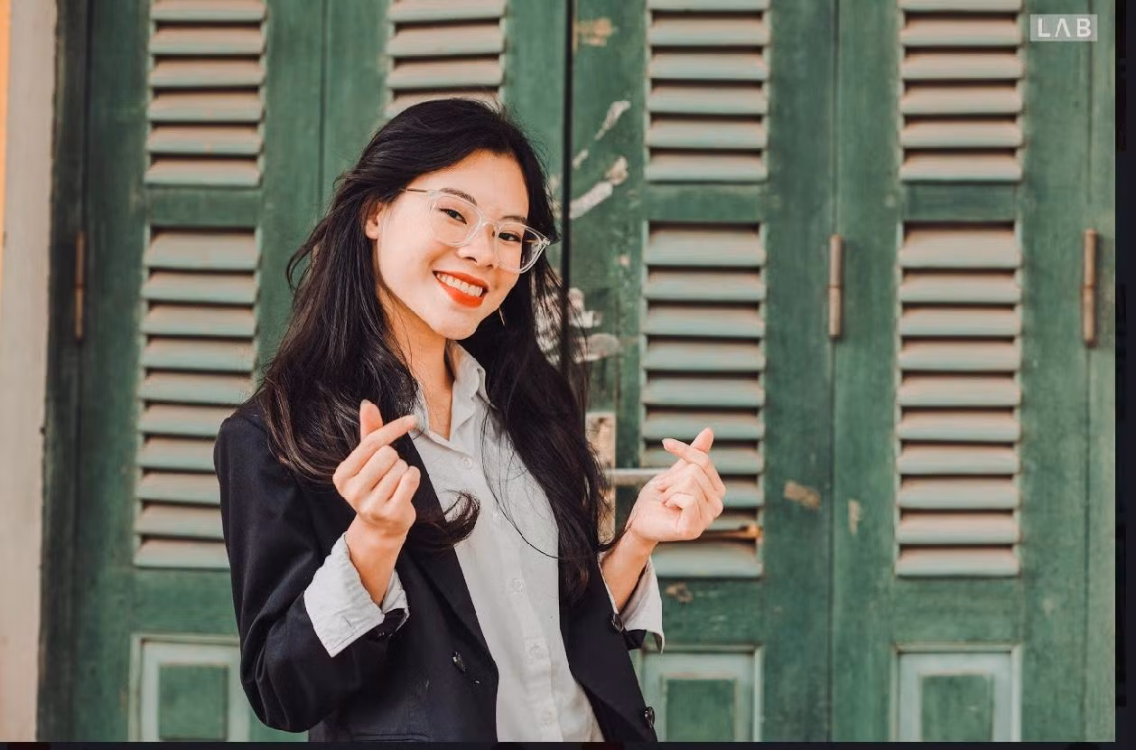 Con người làm nên tất cả, còn giáo dục tạo nên con người. Con người làm nên tất cả, còn giáo dục tạo nên con người.