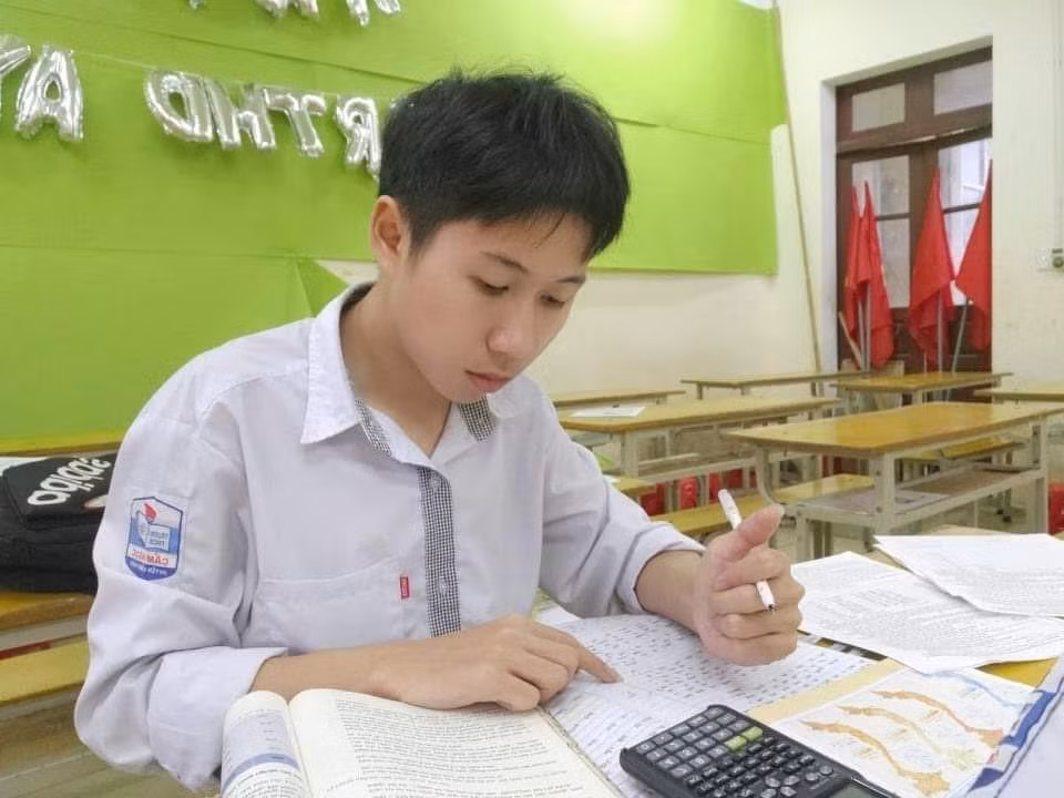 Em Lê Đức Chung, học sinh Trường THPT Cẩm Thủy 1, huyện Cẩm Thủy đạt giải Nhì học sinh giỏi quốc gia môn Địa lý. Em Lê Đức Chung, học sinh Trường THPT Cẩm Thủy 1, huyện Cẩm Thủy đạt giải Nhì học sinh giỏi quốc gia môn Địa lý.