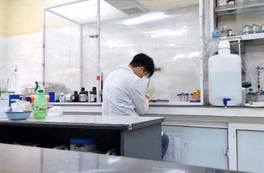Đồng Ngọc Hà trong phòng thí nghiệm