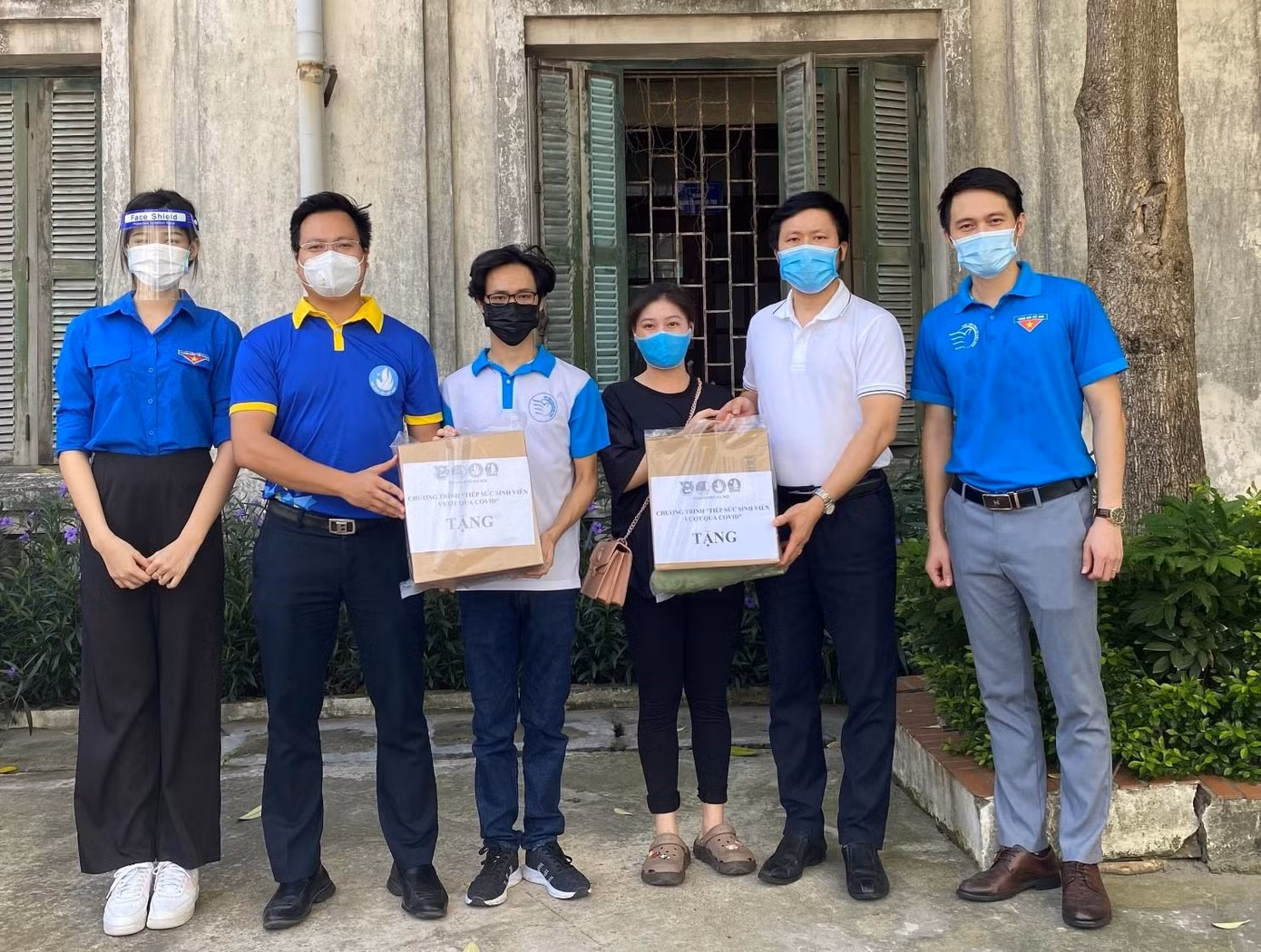 Phó bí thư Thành đoàn Hà Nội Trần Quang Hưng (thứ 2 bên trái) và Hoa hậu Đỗ Thị Hà (thứ nhất bên trái) trao tặng nhu yếu phẩm cho sinh viên trên địa bàn Hà Nội Phó bí thư Thành đoàn Hà Nội Trần Quang Hưng (thứ 2 bên trái) và Hoa hậu Đỗ Thị Hà (thứ nhất bên trái) trao tặng nhu yếu phẩm cho sinh viên trên địa bàn Hà Nội
