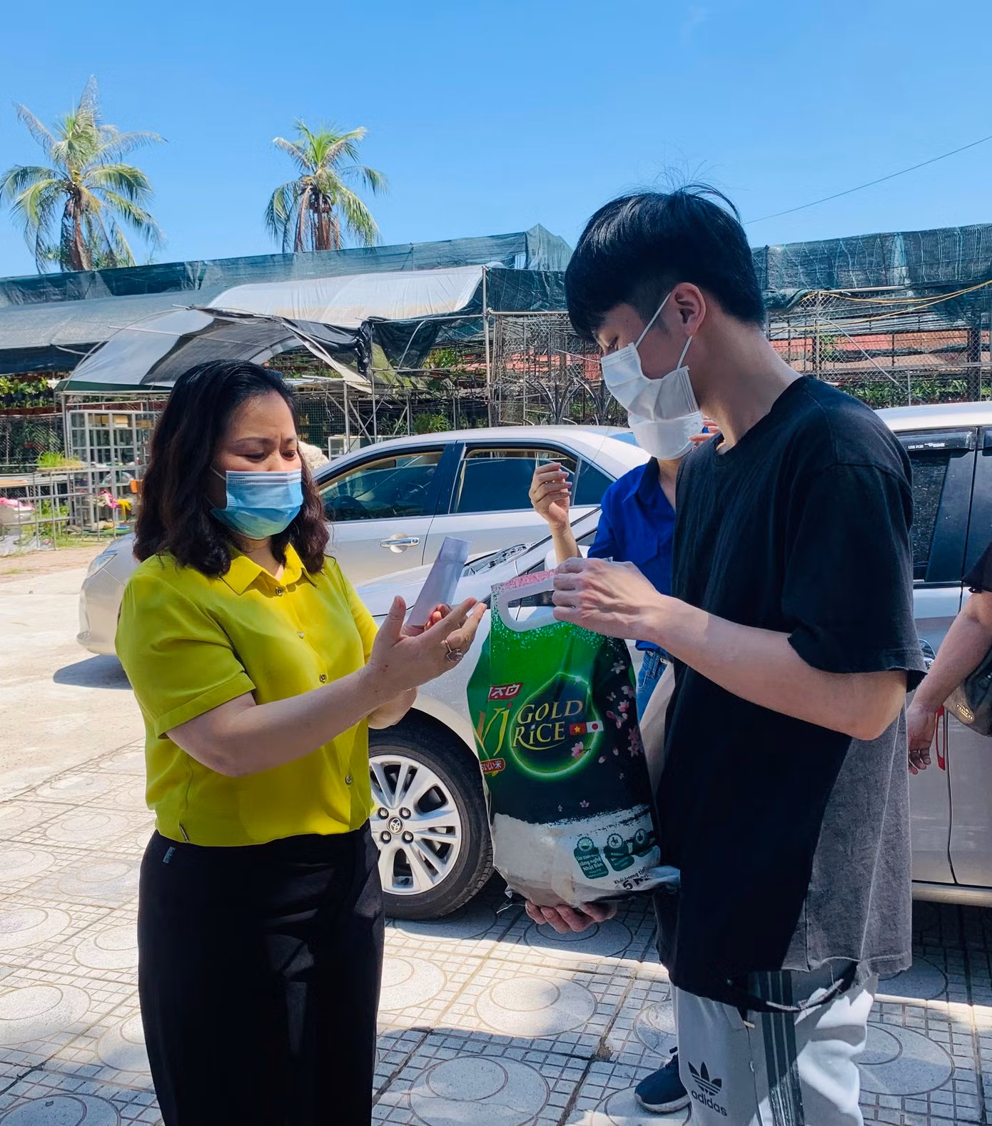 PGS. TS Nguyễn Thị Minh Hiền, Trưởng Khoa Kinh tế và PTNT trao quà hỗ trợ cho sinh viên đang ở lại Học viện.