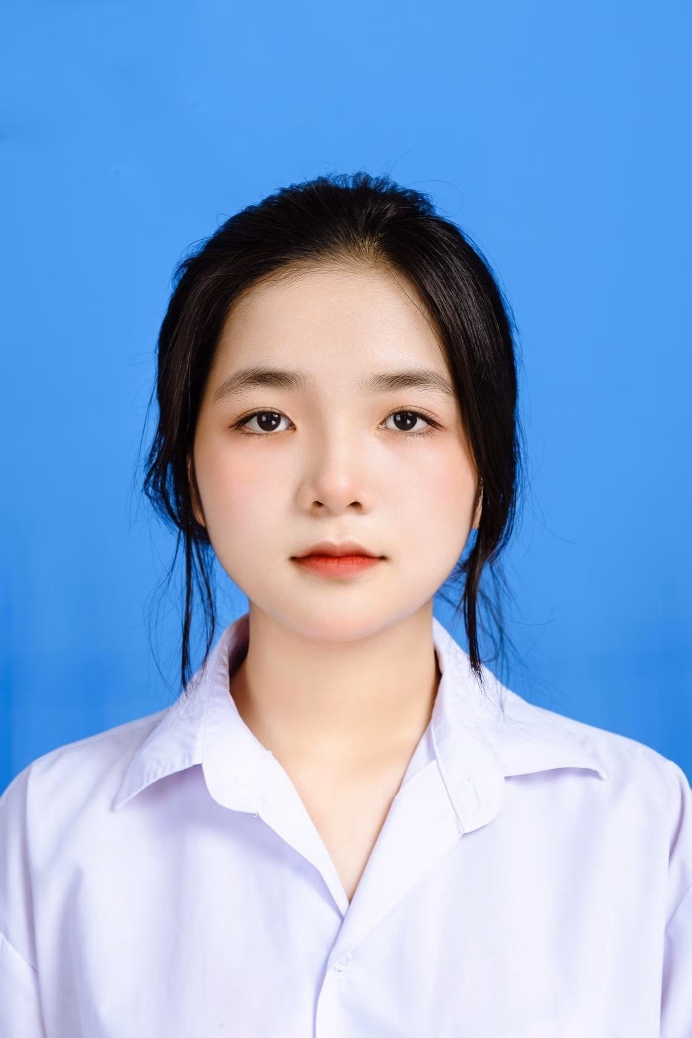 Ảnh thẻ thần thái của Hương Giang.