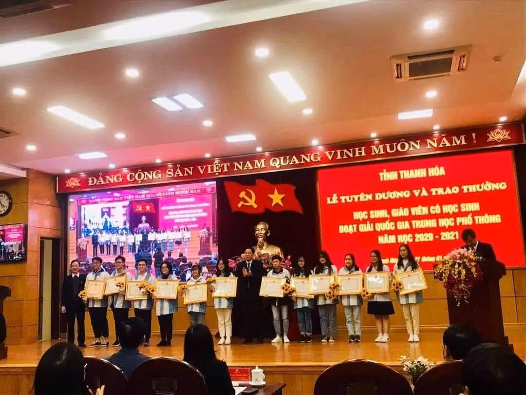 Lê Đức Chung trong buổi lễ tuyên dương và trao thưởng học sinh, giáo viên có học sinh đoạt giải quốc gia (đứng thứ 6 từ phía bên phải). Lê Đức Chung trong buổi lễ tuyên dương và trao thưởng học sinh, giáo viên có học sinh đoạt giải quốc gia (đứng thứ 6 từ phía bên phải).