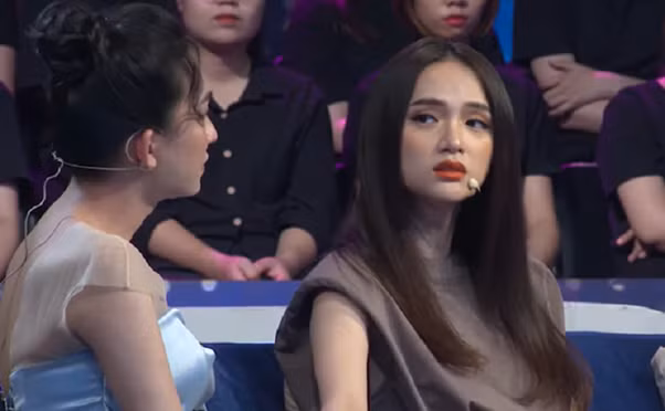 Hoa hậu chuyển giới Hương Giang và cô gái Hà An trong chương trình Người ấy là ai.