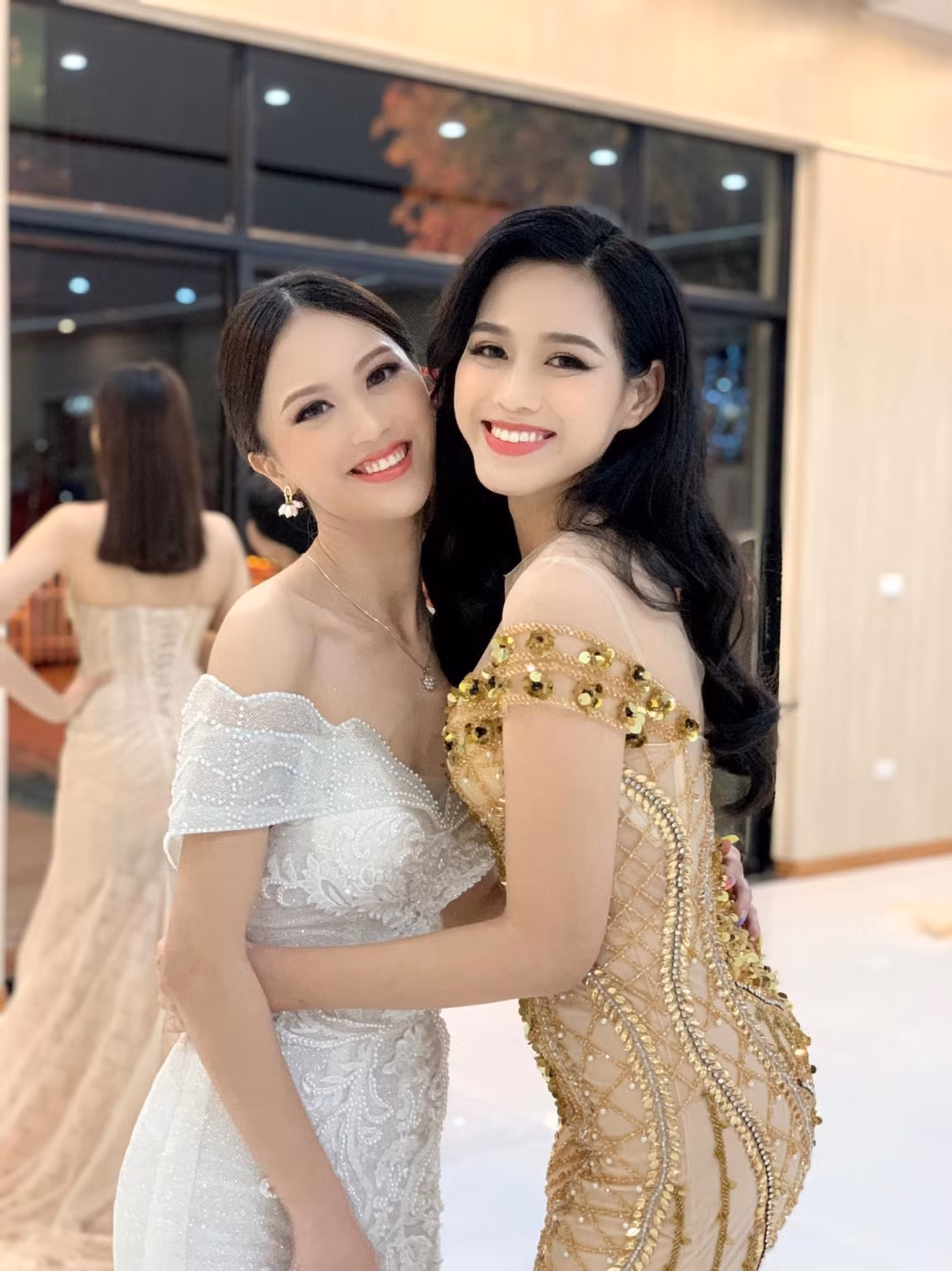 Á khôi Nhật Lệ rạng rỡ khi đứng cùng khung hình với hoa hậu Đỗ Thị Hà (Ảnh: NVCC). Á khôi Nhật Lệ rạng rỡ khi đứng cùng khung hình với hoa hậu Đỗ Thị Hà (Ảnh: NVCC).
