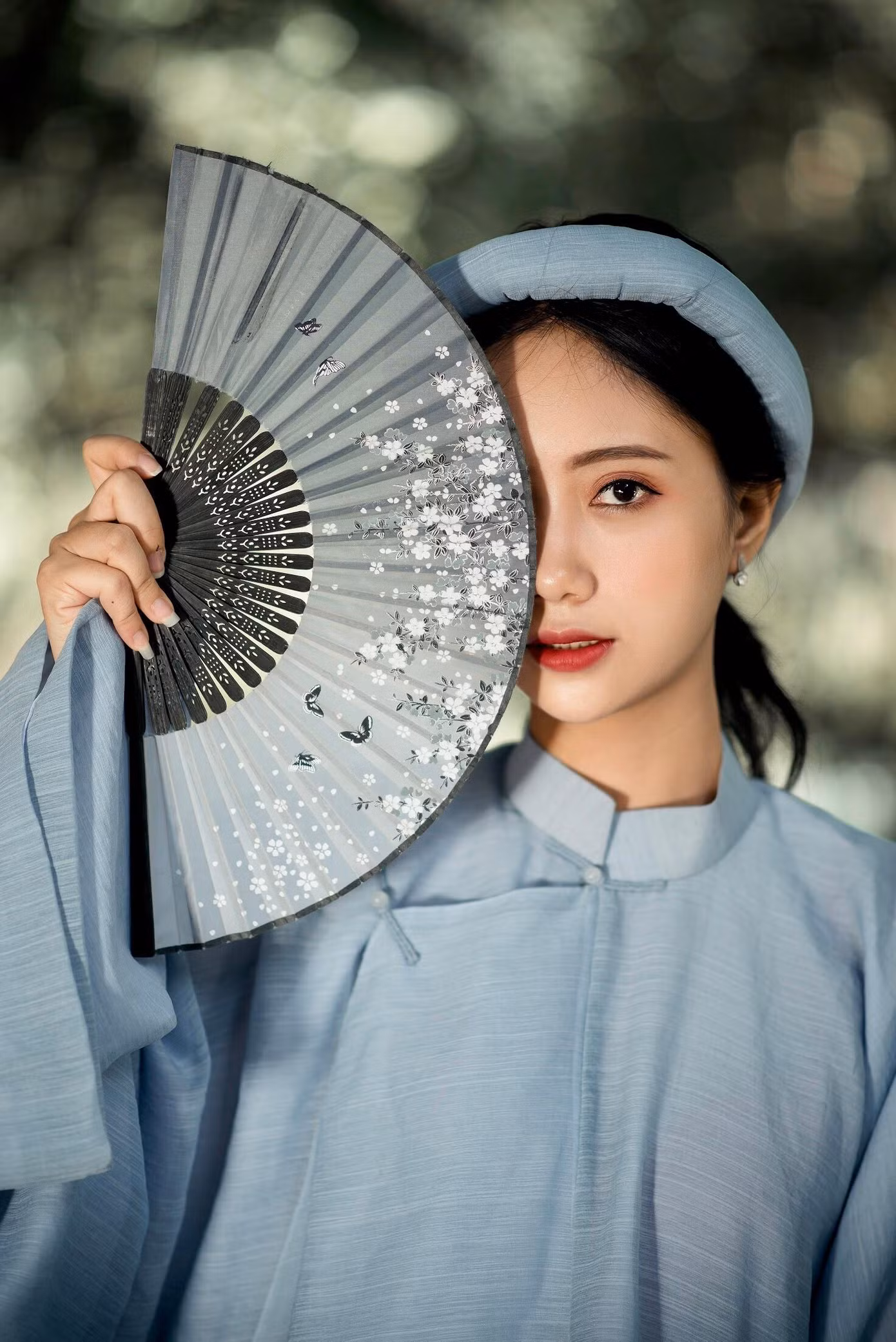 Mai Phương diện trang phục cổ phục Việt Nam.