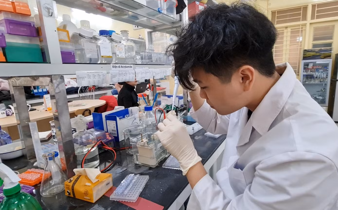 " Mình yêu thích nghiên cứu và mong muốn có thể đóng góp điều gì đó có ích cho xã hội”