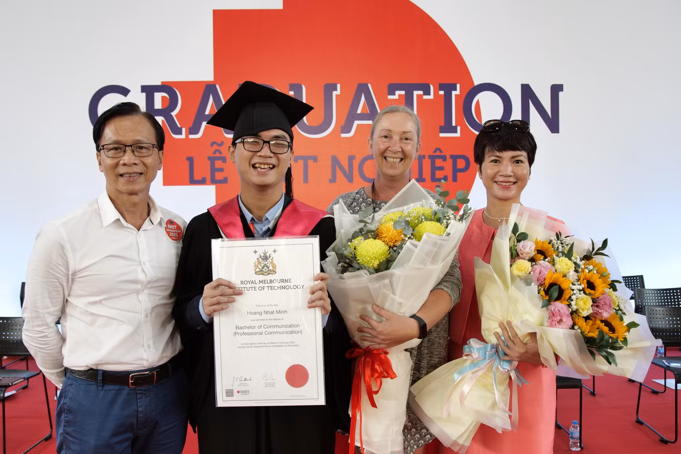 Hoàng Nhật Minh mới tốt nghiệp ngành Cử nhân Truyền thông chuyên nghiệp Đại học RMIT (trong hình: Minh cùng ba mẹ và cô Carol Witney, Quản lý Dịch vụ bình đẳng giáo dục tại Đại học RMIT) Hoàng Nhật Minh mới tốt nghiệp ngành Cử nhân Truyền thông chuyên nghiệp Đại học RMIT (trong hình: Minh cùng ba mẹ và cô Carol Witney, Quản lý Dịch vụ bình đẳng giáo dục tại Đại học RMIT)