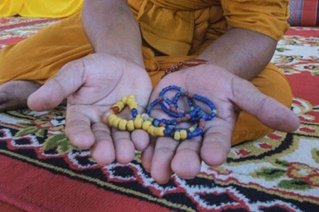 Vòng cườm thời tiền Angkor cũng được tìm thấy tại nơi tượng Phật vừa được phát hiện tại tỉnh Pursat. (Ảnh: Peter Ford)