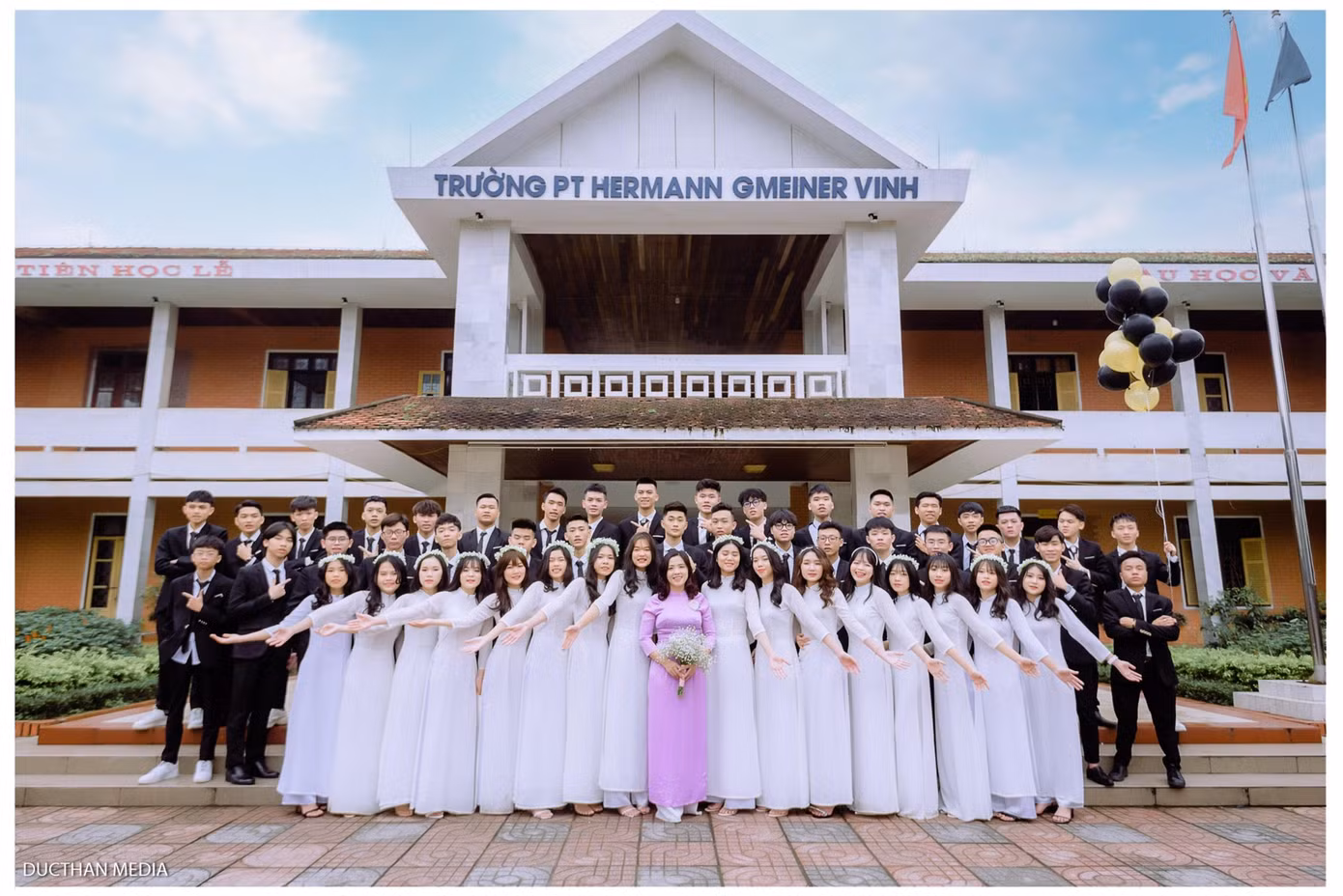 Tập thể lớp và cô chủ nhiệm.