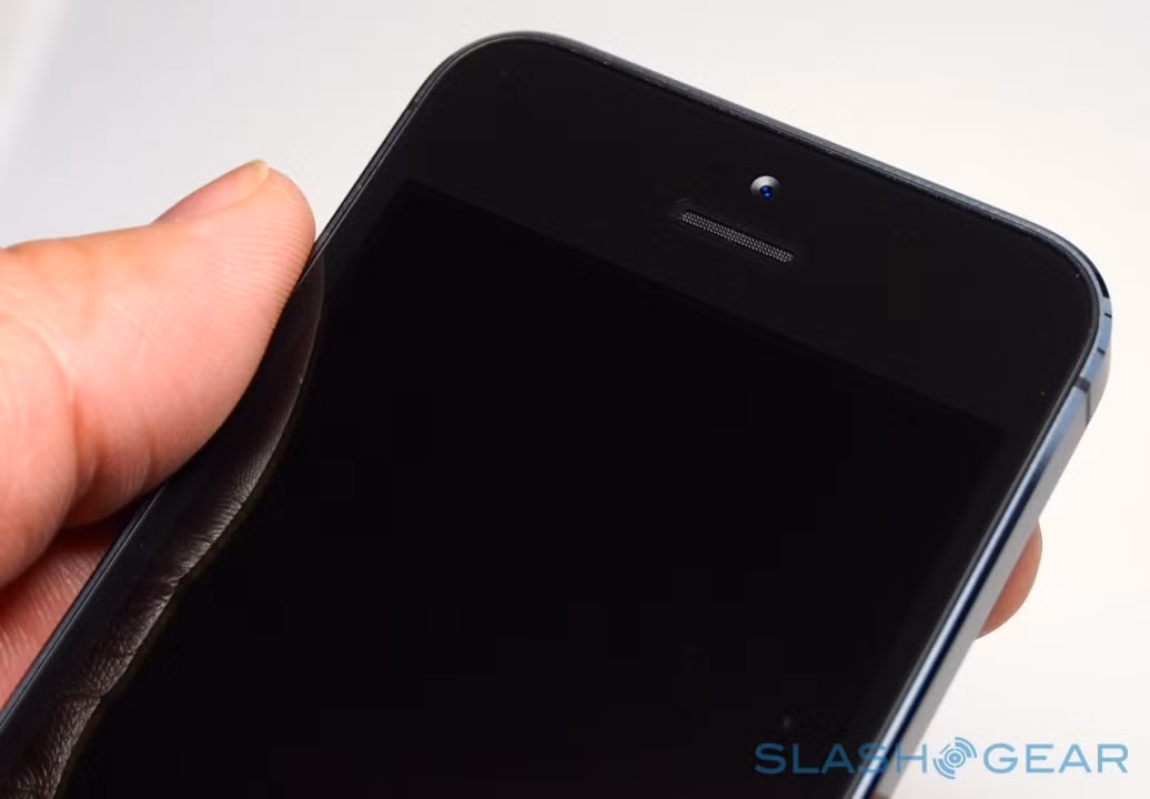 Cận cảnh loa và camera trước của iPhone 5