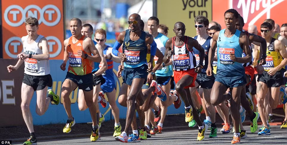 Các vận động viên bước vào cuộc thi marathon. Trong ảnh, vận động viên Mo Farah (đeo kính, giữa) cùng các vận động viên đang chạy 