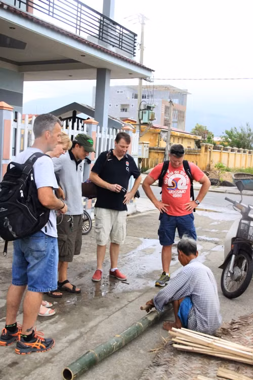 Du khách nước ngoài khá tò mò cách chống bão của Việt Nam