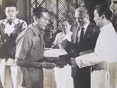 Hai Chung nhận thưởng từ tay Tổng thống Philippinnes Marcos
