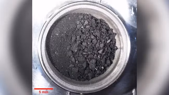 Mẫu vật thu thập được từ tiểu hành tinh Ryugu bởi tàu vũ trụ Hayabusa2. (Ảnh: Yada, Nature Astronomy) Mẫu vật thu thập được từ tiểu hành tinh Ryugu bởi tàu vũ trụ Hayabusa2. (Ảnh: Yada, Nature Astronomy)