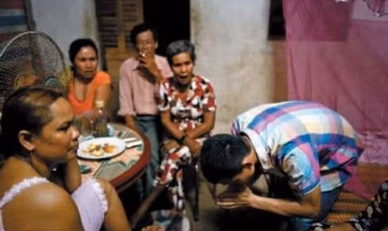 Buổi tối, Shipeng cúi đầu chào mẹ của A-ni, chị gái của A-ni cũng lấy chồng ở tỉnh Liêu Ninh, đông bắc Trung Quốc