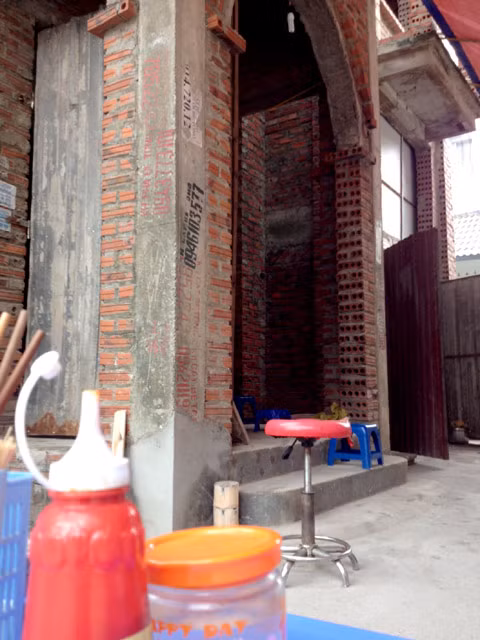  Chủ quán miến ngan cho hay, thuê ngôi biệt thự này vừa làm quán, vừa làm chỗ ở, nhưng không tiết lộ giá thuê