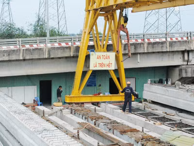 Công trình kiên cố dưới cầu. Ảnh: T.N.A 