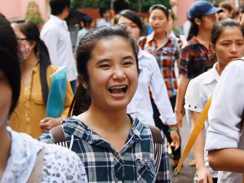 Thí sinh tươi cười ra khỏi phòng thi môn Tiếng Anh (khối A1) kết thức đợt thi thứ nhất