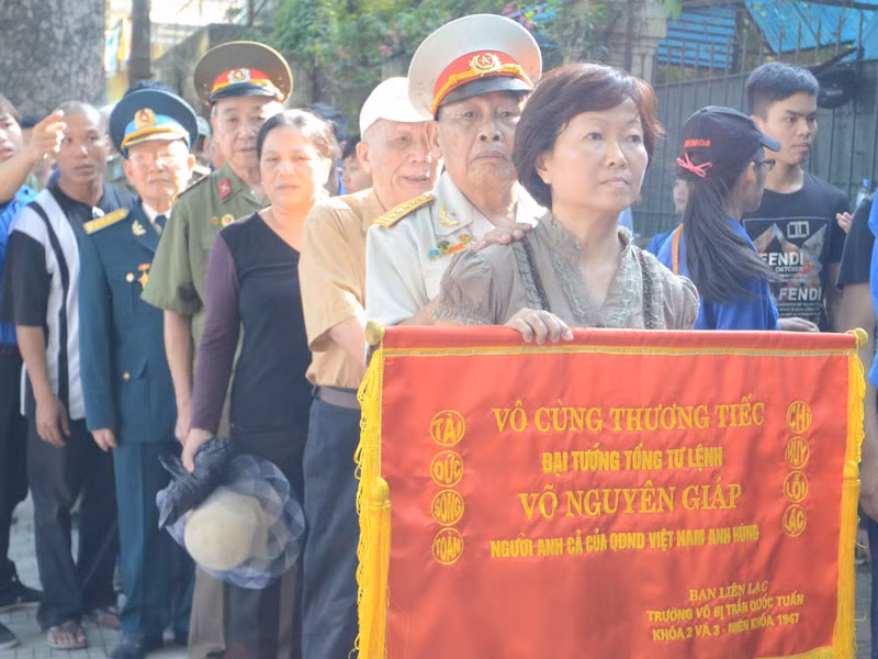 Những người lính đến viếng Đại tướng