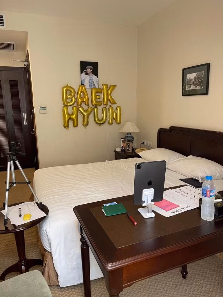 Mai Nhi chuẩn bị căn phòng để tham gia cuộc gọi cùng Baekhyun (Ảnh: Mai Nhi).