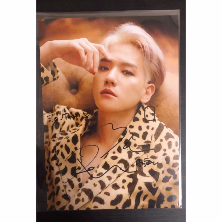 Sau buổi fancall, người hâm mộ sẽ nhận được album có chữ kí của thần tượng (Ảnh: Mai Nhi).
