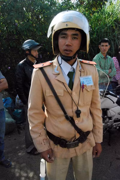 Thiếu úy Trần Hải Nam bị đánh chảy máu ở vùng mũi