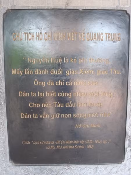 Bia ghi thơ Chủ tịch Hồ Chí Minh tại Đền Quang Trung trên núi Quyết