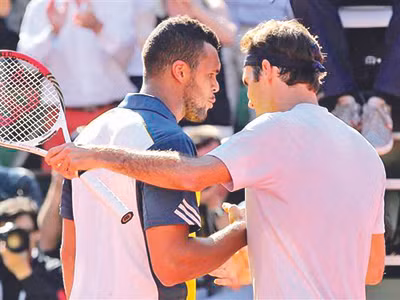 Roger Federer chúc mừng Tsonga sau khi bị cây vợt chủ nhà đánh bại ở tứ kết Roland Garros. ảnh: AP