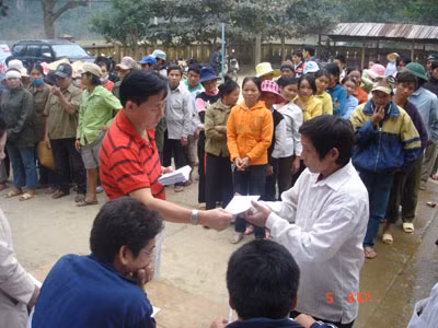 Trao quà cho người dân vùng lũ. Ảnh: Trung Hiền-Đại Dương