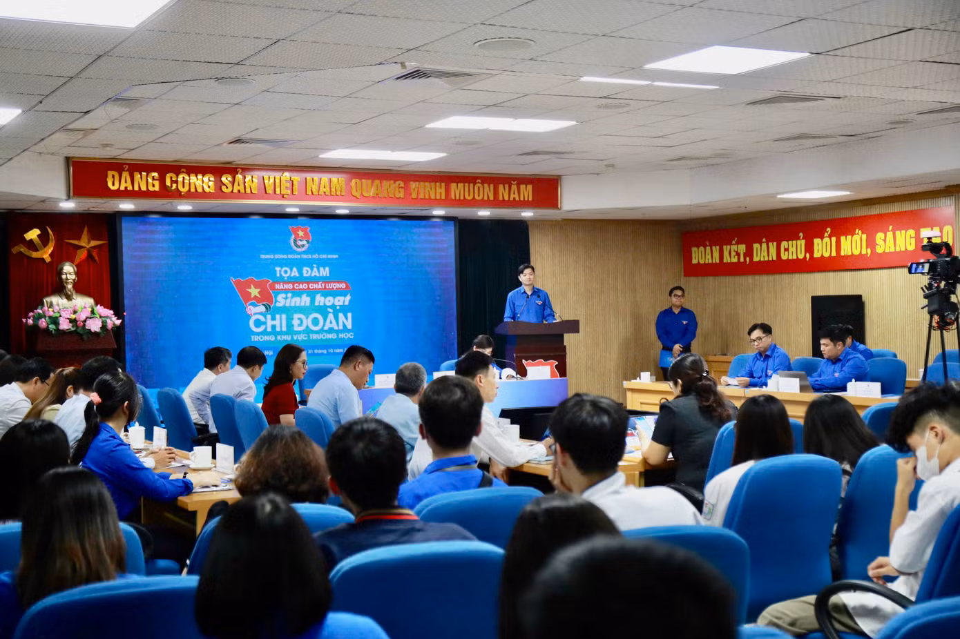 Tọa đàm "Nâng cao chất lượng sinh hoạt chi đoàn trong khu vực trường học" được tổ chức trực tiếp kết hợp với trực tuyến. Ảnh: Châu Linh