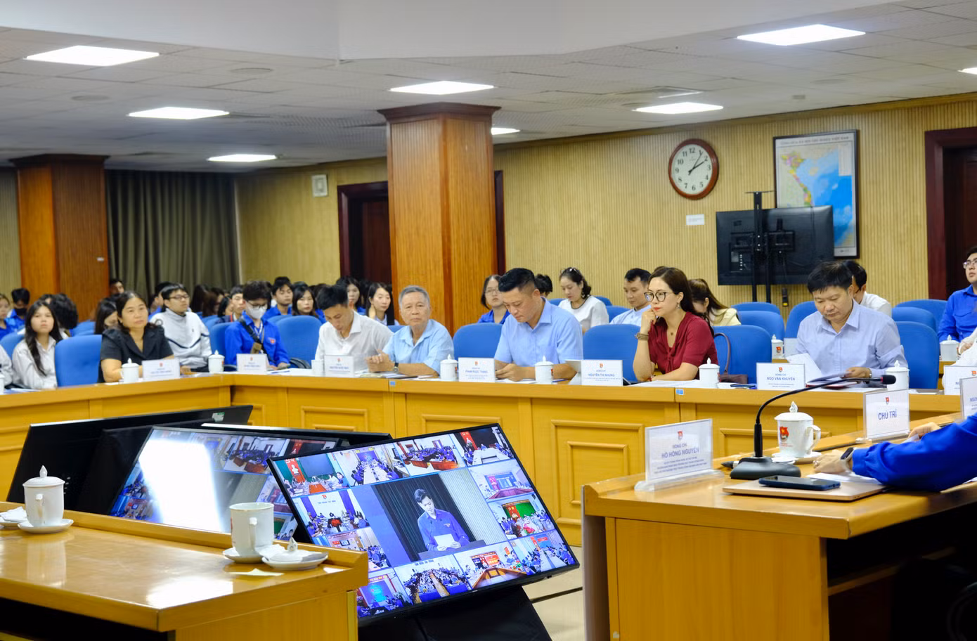 Tọa đàm "Nâng cao chất lượng sinh hoạt chi đoàn trong khu vực trường học" được tổ chức trực tiếp kết hợp với trực tuyến. Ảnh: Châu Linh
