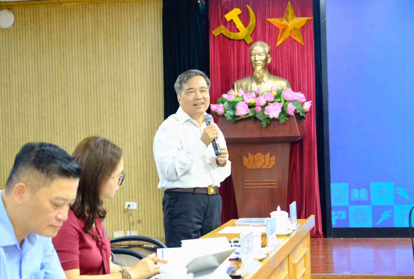 TS. Nguyễn Văn Hùng - nguyên Phó Trưởng Ban Dân vận Trung ương chia sẻ tại tọa đàm. Ảnh: Châu Linh