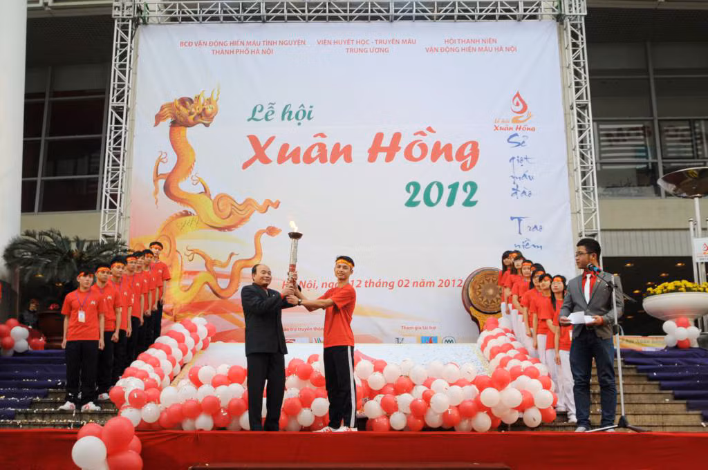 Màn rước lửa truyền thống của 18 tình nguyện viên viên vận động và hiến máu tiêu biểu nhân kỷ niệm 18 năm phát động phong trào hiến máu tình nguyện tại Việt Nam
