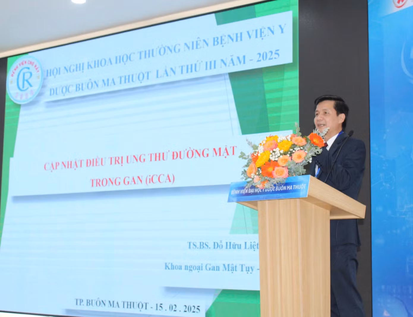 Các chuyên gia, bác sĩ trình bày các báo cáo khoa học Các chuyên gia, bác sĩ trình bày các báo cáo khoa học