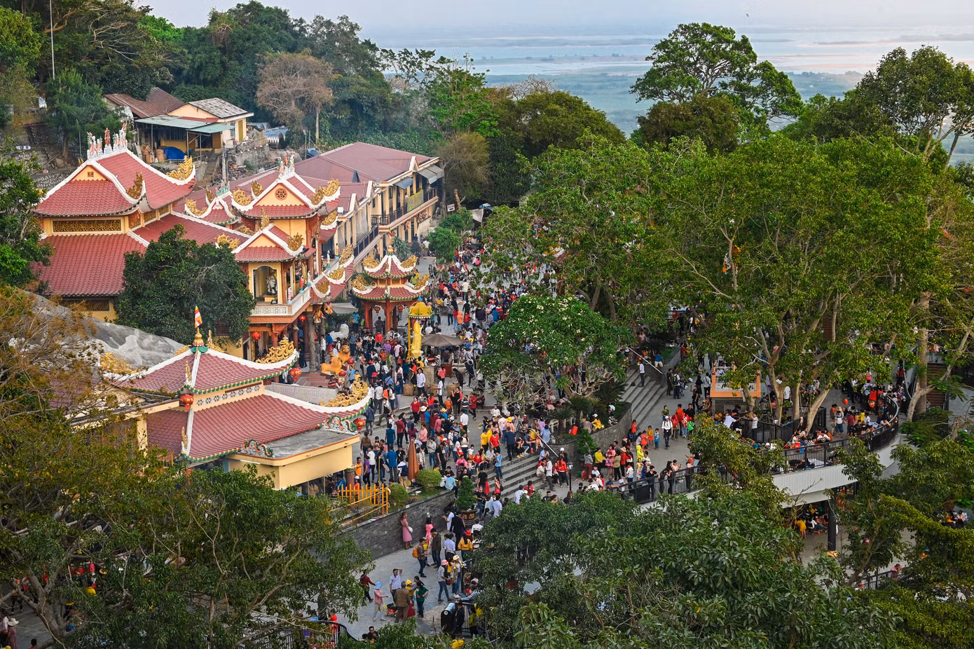 Tại Điện Bà cùng Chùa Bà – ngôi cổ tự có tuổi đời 3 thế kỷ, hàng nghìn người dân dâng lễ đầu năm trước Linh Sơn Thánh Mẫu Bồ Tát (Bà Đen). Là một biểu tượng trong tín ngưỡng của người dân Nam bộ, Linh Sơn Thánh Mẫu được biết đến với những huyền thoại hiển linh cùng lòng từ bi và cứu độ chúng sinh, trở thành một điểm tựa tâm linh của người dân nơi đây.