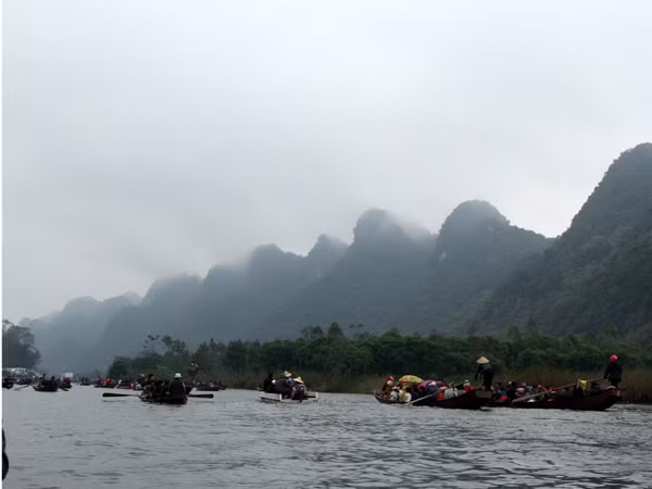 Suối Yến trong mùa lễ hội tấp nập thuyền đò