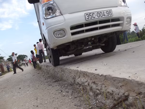 Tai nạn rình rập trên tuyến đường nham nhở