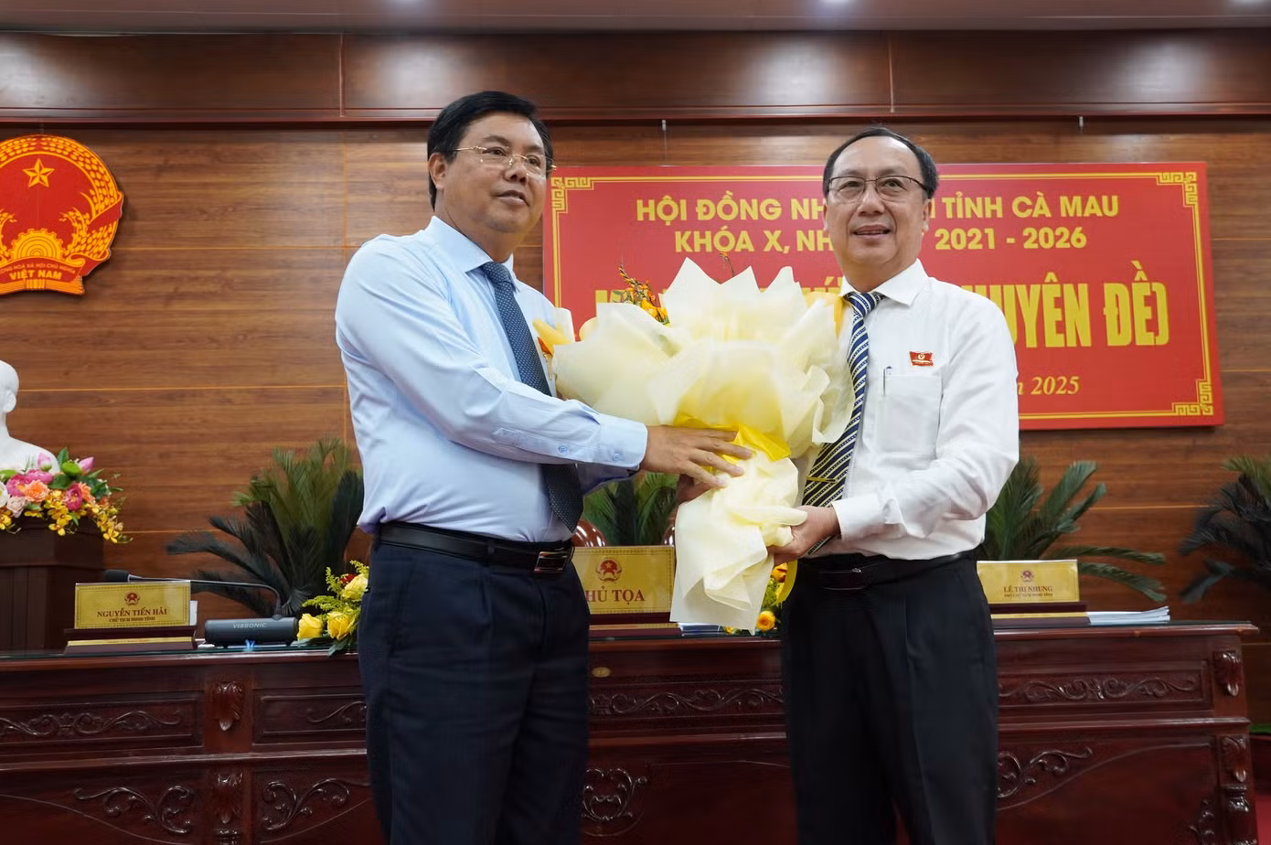 Ông Nguyễn Tiến Hải tặng hoa chúc mừng ông Phan Hoàng Vũ – Giám đốc Sở Nông nghiệp và Phát triển nông thôn giữ chức Phó Chủ tịch HĐND tỉnh Cà Mau khoá X nhiệm kỳ 2021 - 2026.