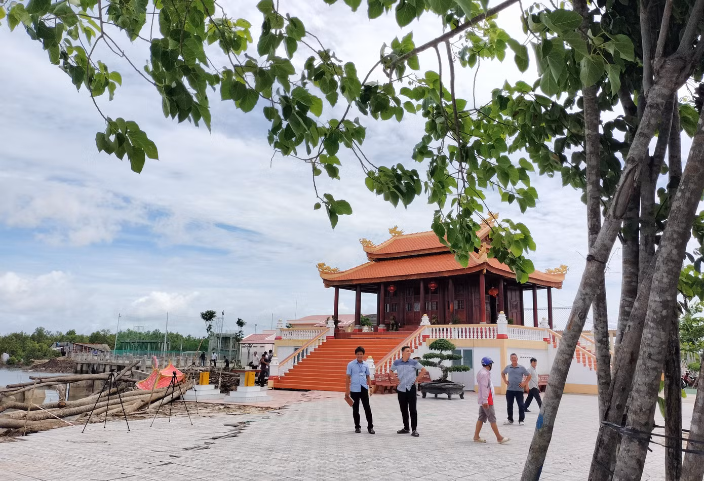 Bờ kè sạt lở, kéo theo sạt lở một phần sân miếu bà. Phần sân này cũng mới được UBND huyện Đầm Dơi hỗ trợ kinh phí đầu tư xây dựng 2 lần, tổng trị giá 500 triệu đồng, đã thi công lát gạch hoàn thiện gần 980 m2. Bờ kè sạt lở, kéo theo sạt lở một phần sân miếu bà. Phần sân này cũng mới được UBND huyện Đầm Dơi hỗ trợ kinh phí đầu tư xây dựng 2 lần, tổng trị giá 500 triệu đồng, đã thi công lát gạch hoàn thiện gần 980 m2.