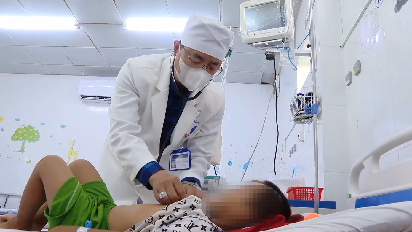 Bác sĩ thăm khám cho một trường hợp trẻ nhập viện điều trị tại khoa Nhi, Bệnh viện Đa khoa tỉnh Bạc Liêu Bác sĩ thăm khám cho một trường hợp trẻ nhập viện điều trị tại khoa Nhi, Bệnh viện Đa khoa tỉnh Bạc Liêu