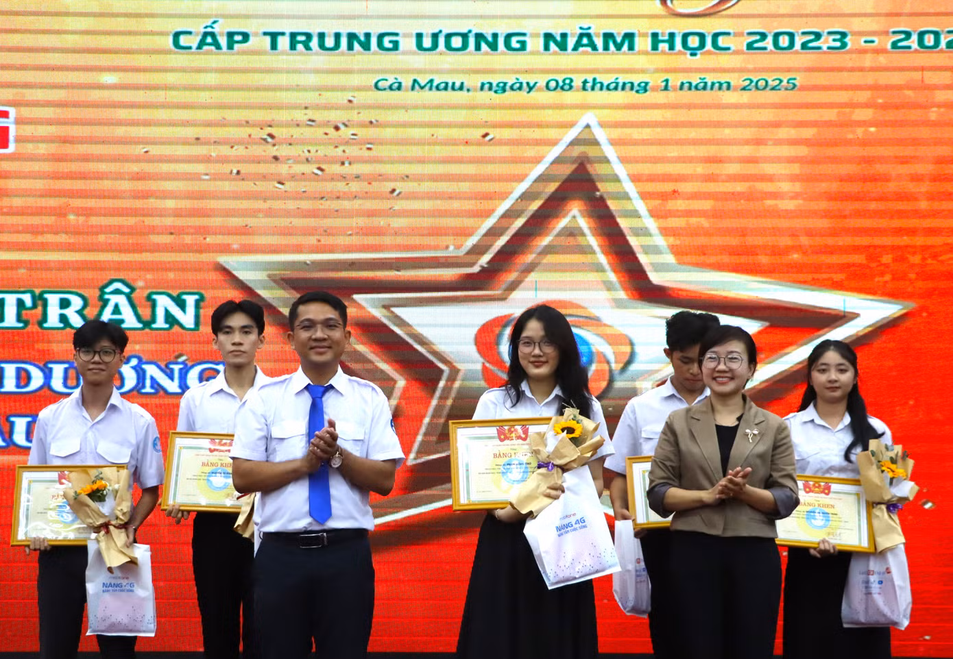 Anh Trần Đăng Khoa trao hoa và bằng khen cho các cá nhân đạt danh hiệu “Sinh viên 5 tốt”.