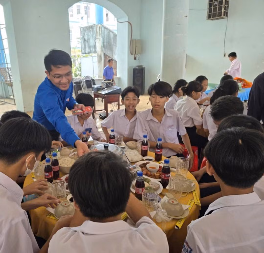 Thiếu nhi tại các trung tâm bảo trợ dùng bữa cơm Tết và nhận lì xì tại chương trình “Xuân yêu thương” năm 2025.